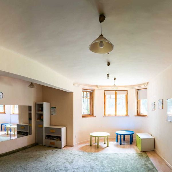 Jasna sala Wioski na Salwatorze z niskimi stolikami